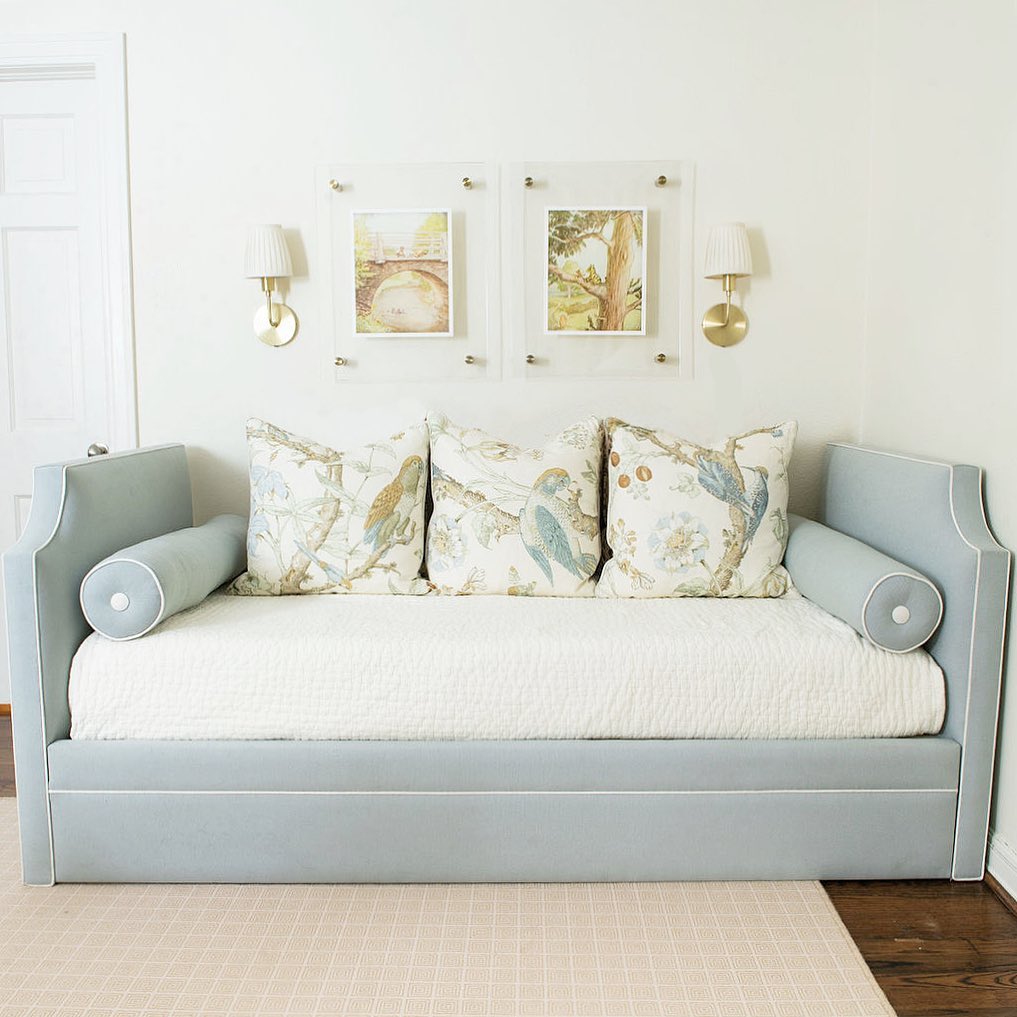 13. a Canopy Of Cozy Clouds: Daybed Nestled Under White Drapes and Warm Wood