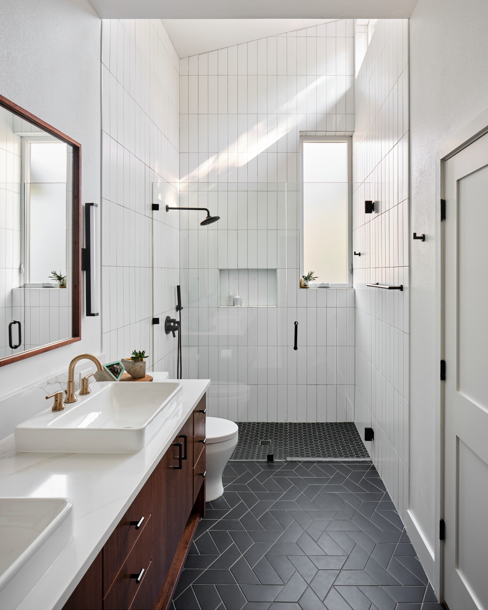 32. Geometric Shadows and Soft Curves: the Unique Contrast Of a Black and White Bathroom
