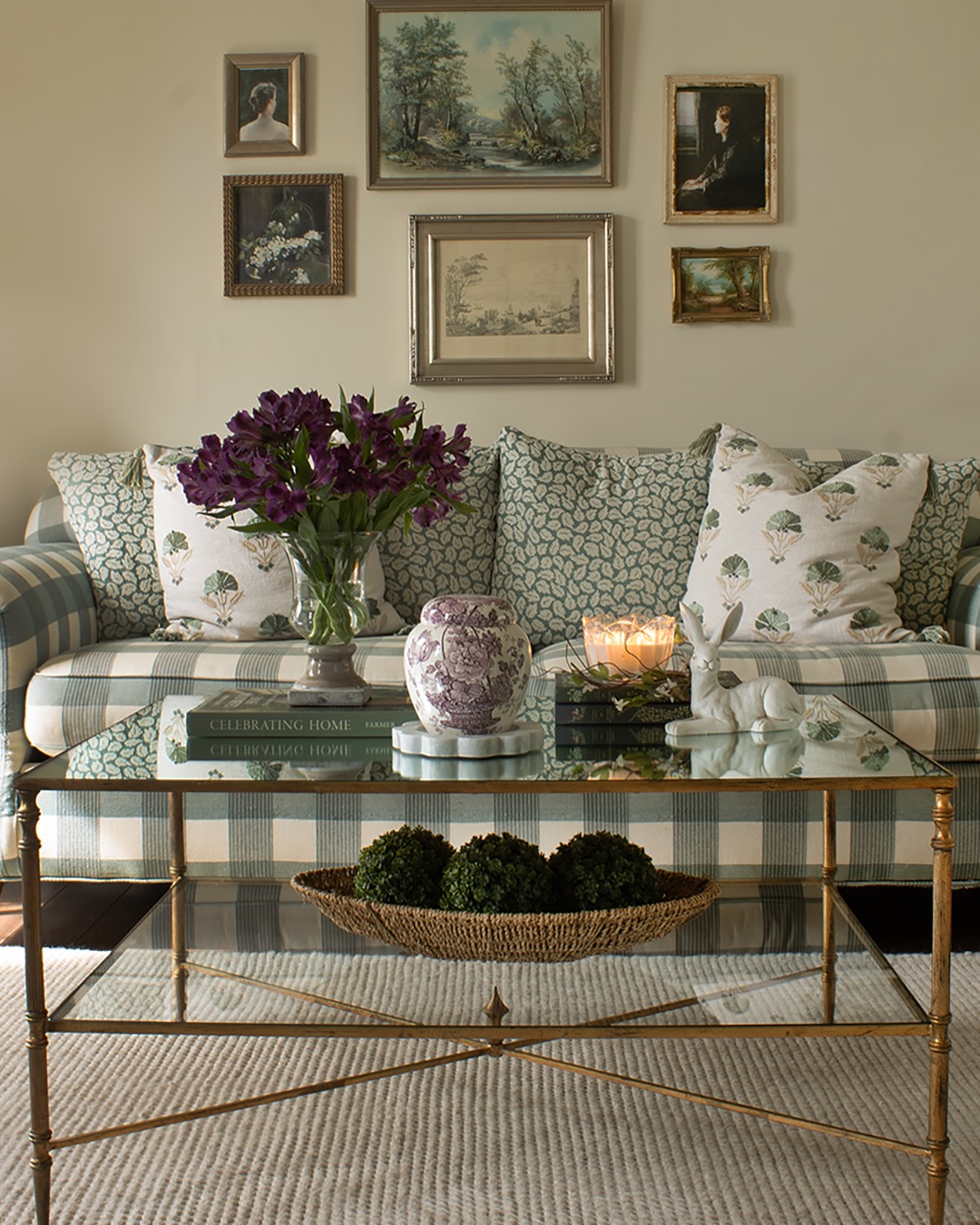 11. Cinnamon Stick Garland and Pinecone Harmony on a Rustic Wooden Tray