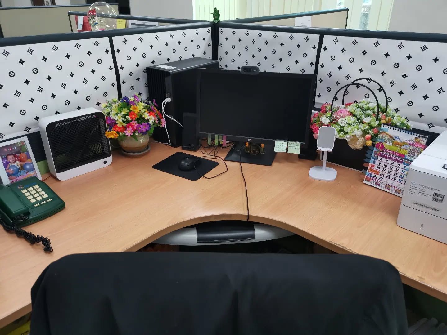 21. Cubicle Corner with Cascading Ivy and Vintage Clock Charm