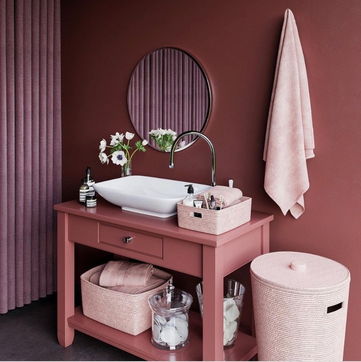 17. Cascading Chrome Curves with a Geometric Towel Twist