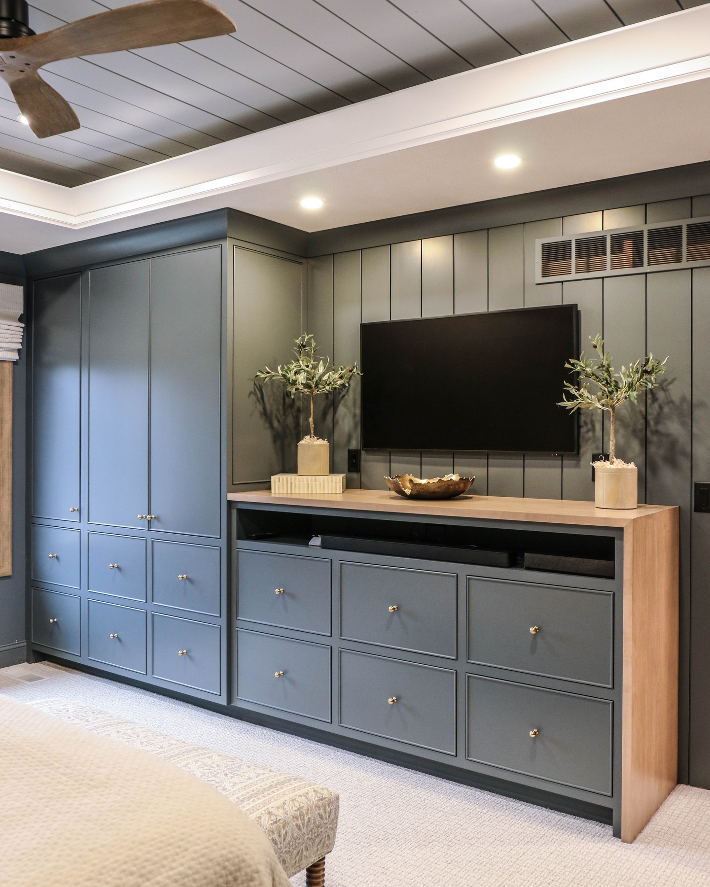 10. the Convergence Of Geometric Panels and Soft Lighting In a Minimalist Wardrobe