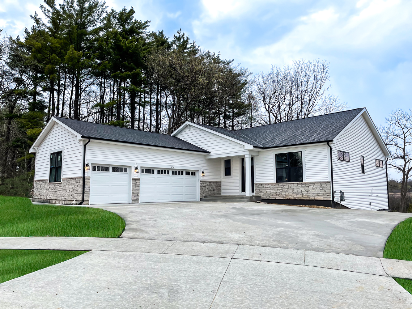 17. Sunlit Serenity: Adobe Red and White Ranch with Terracotta Tiled Roof