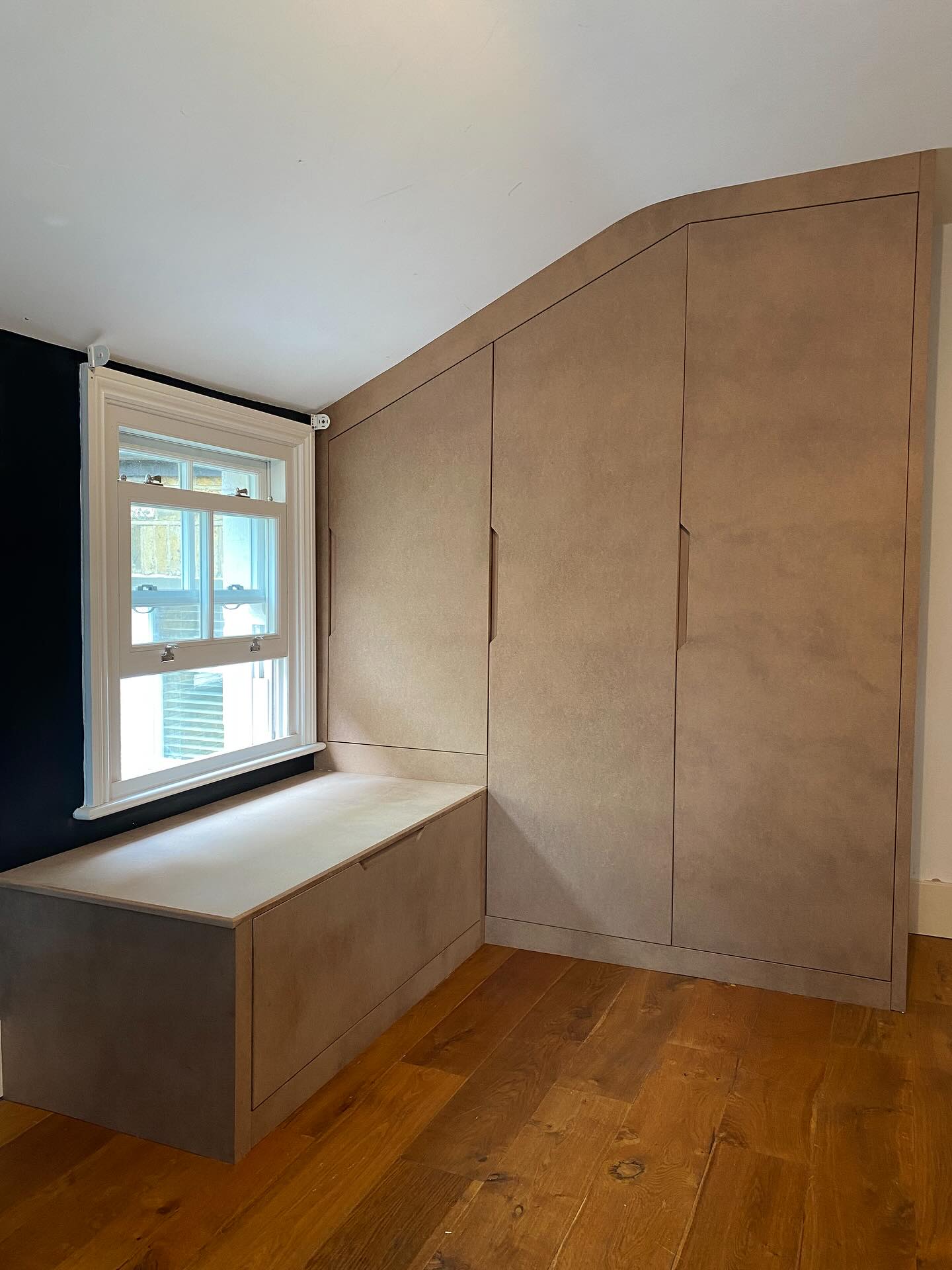 22. Silken Threads and Geometric Shadows: the Interplay Of Curves In a Minimalist Wardrobe