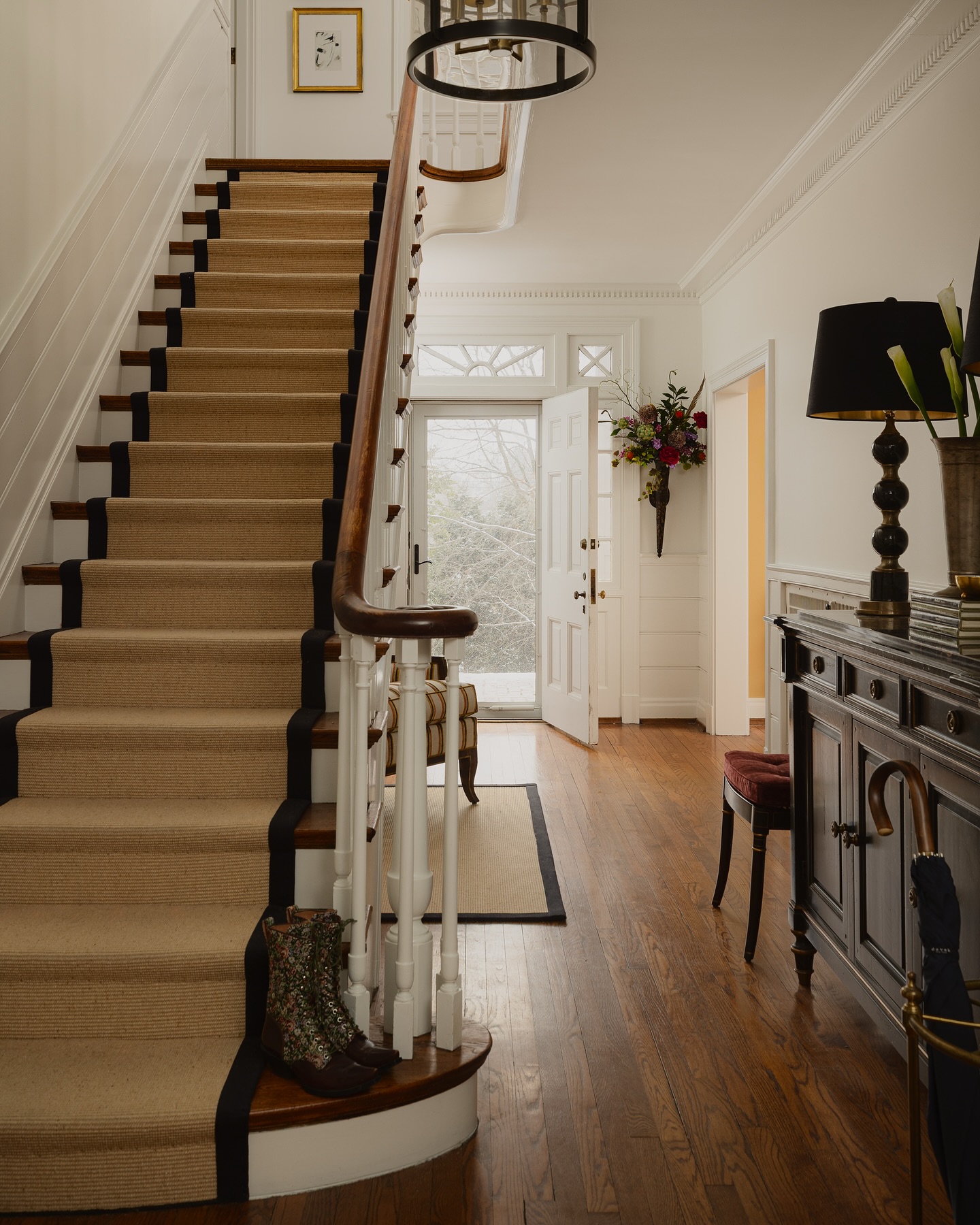 10. the Grandeur Of Gilded Mirrors and Crimson Carpets In a Regal Foyer