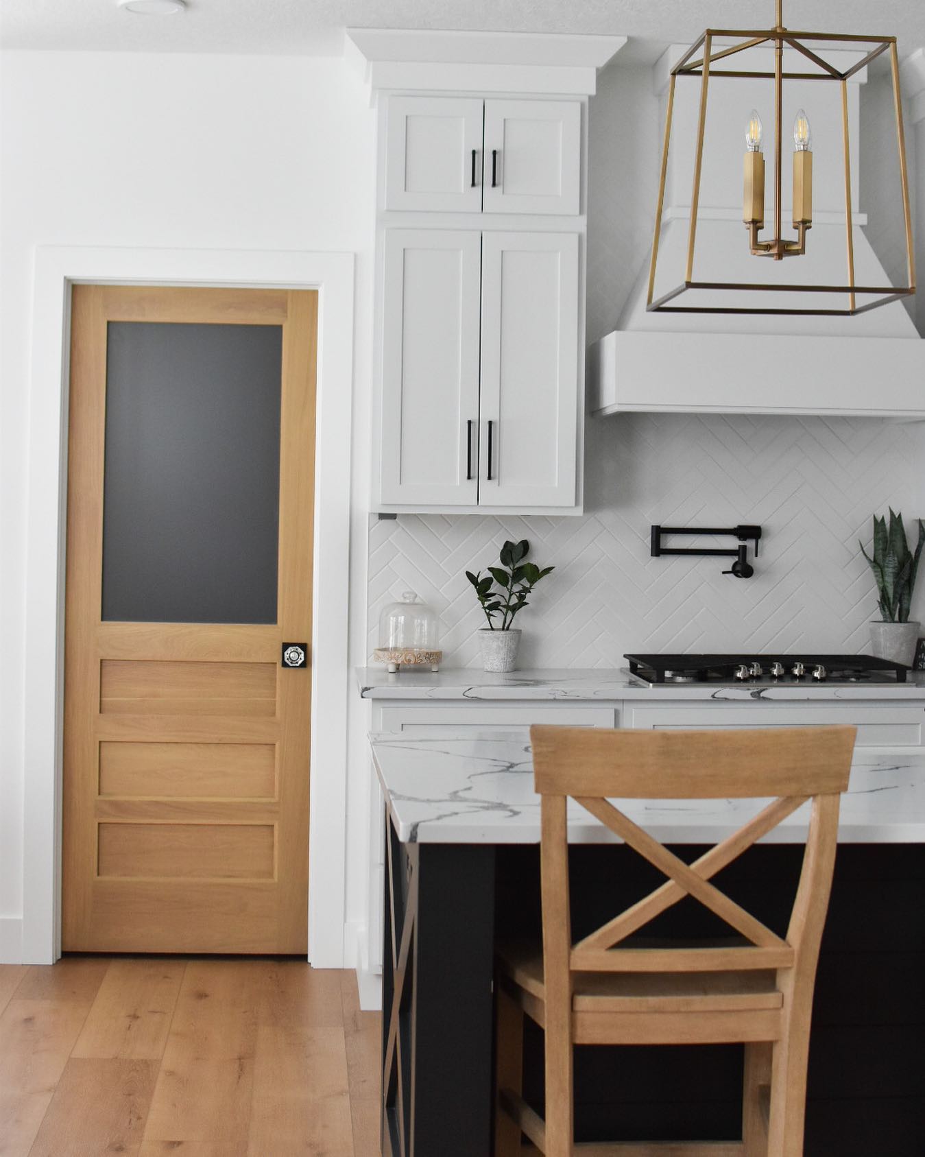 27. White Hexagonal Tiles with Gray Grout Create a Chessboard Illusion In This Kitchen
