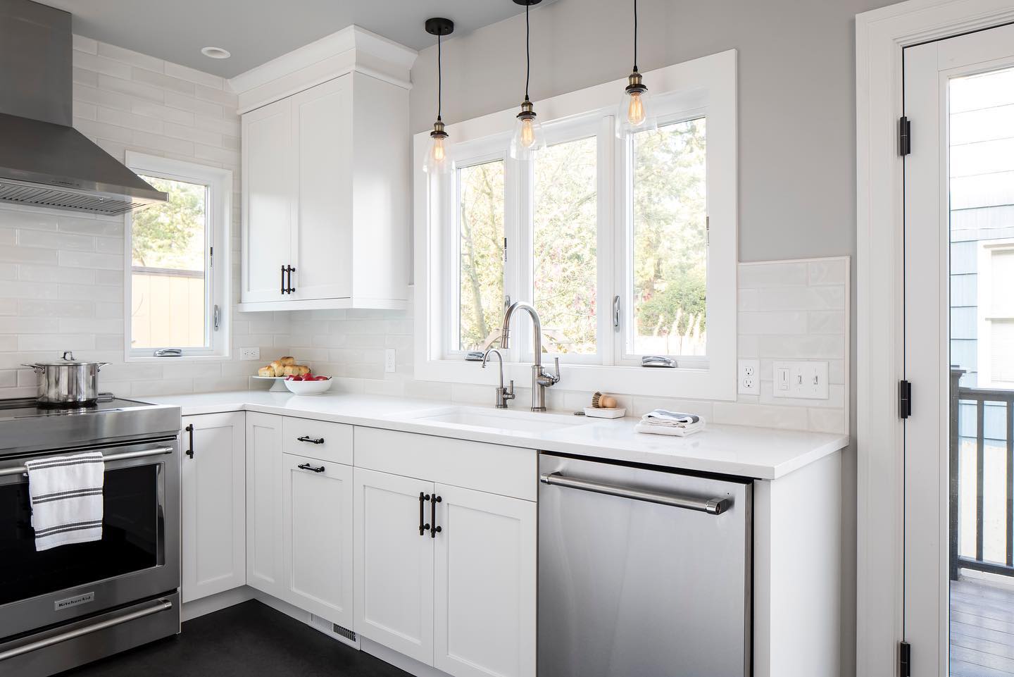 16. White Quartz Waterfall Edge Backsplash with Copper Veins and Hexagonal Tile Accents