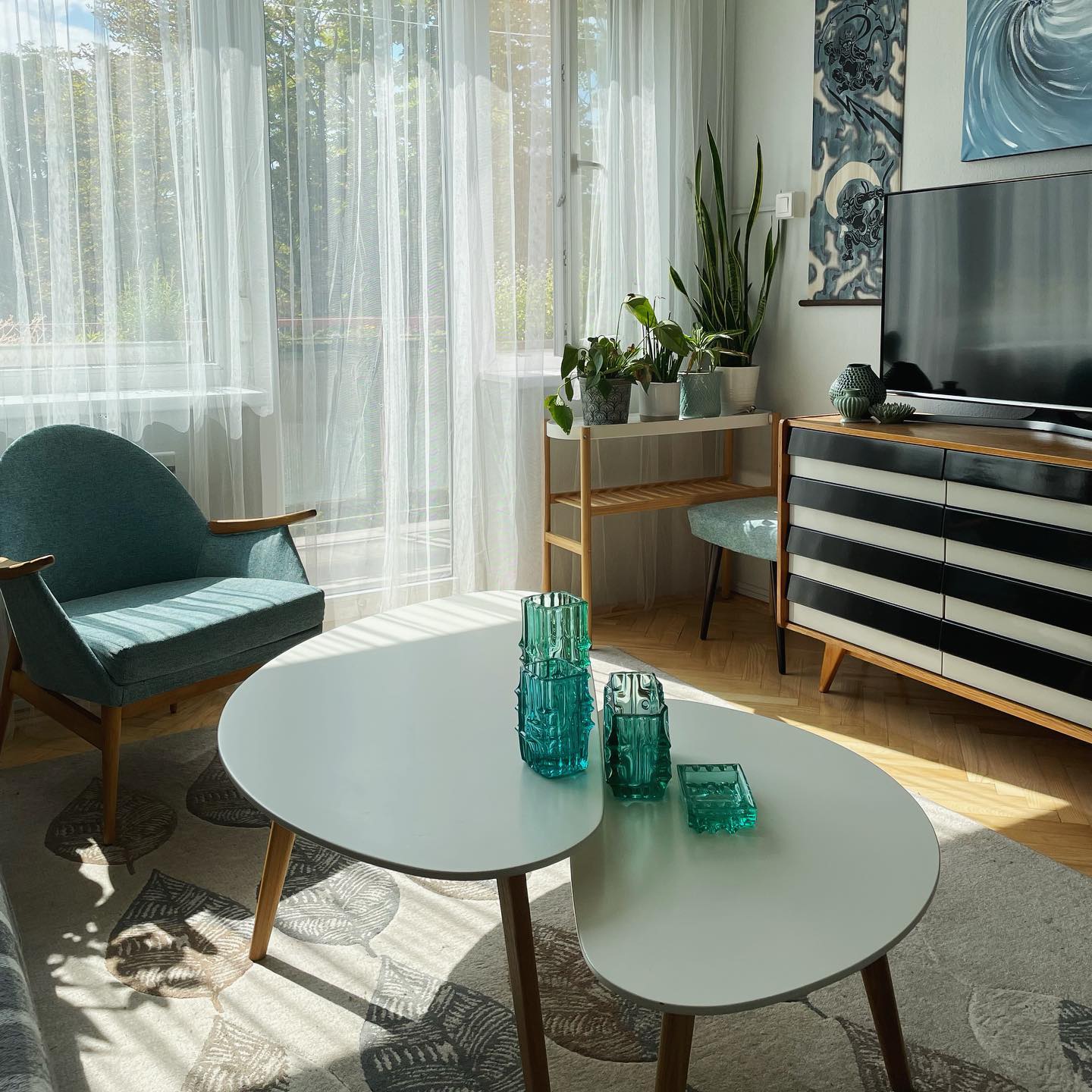 16. Mid-century Meets Metropolis: Sleek Lines and Geometric Patterns In a Vibrant Living Space