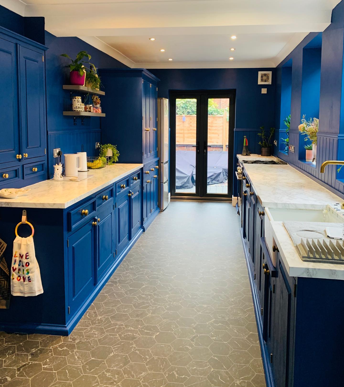 17. Cobalt Splash Backsplash with Geometric White Tiles and Wooden Accents