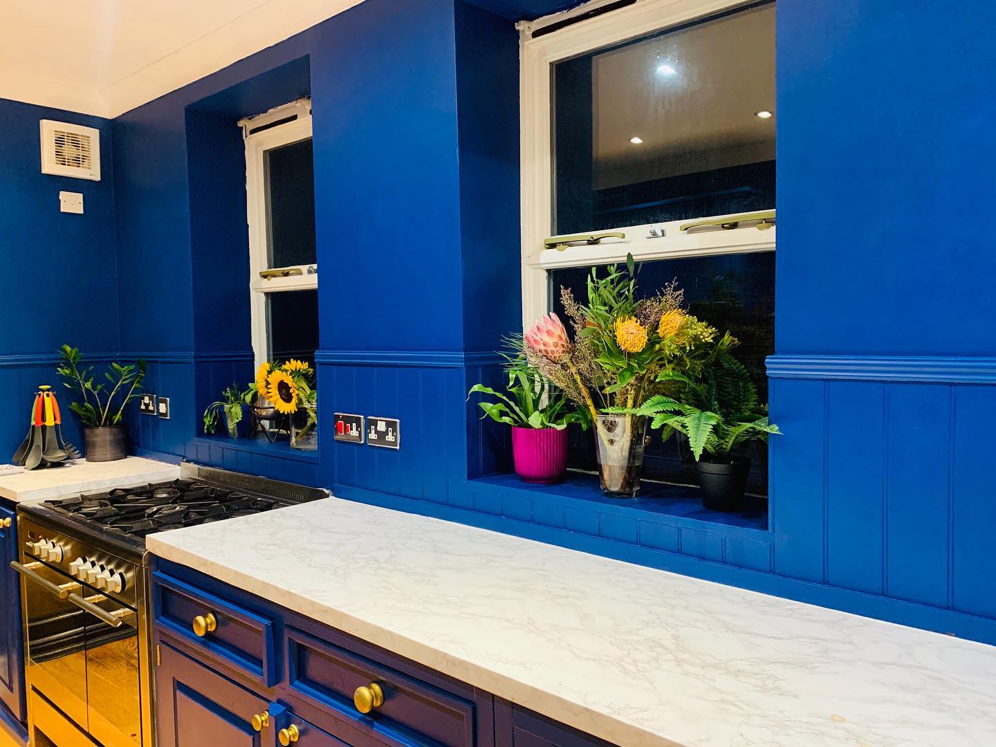 21. Cobalt Waves and Copper Curves: a Kitchen Where Modern Meets Metallic