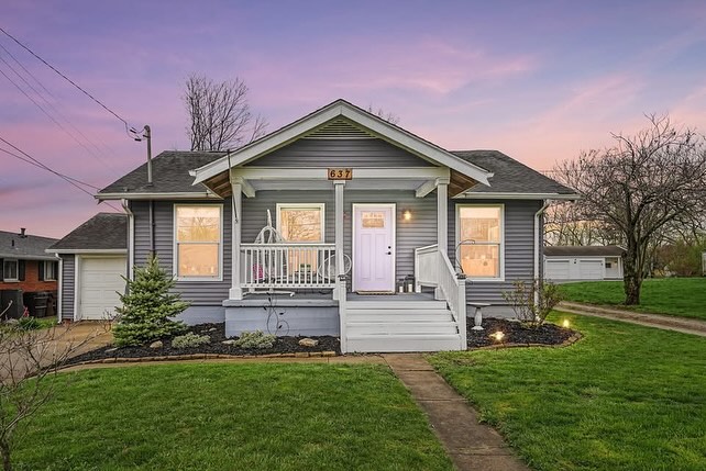 7. Honeyed Stucco and Crimson Accents: a Southwestern Oasis