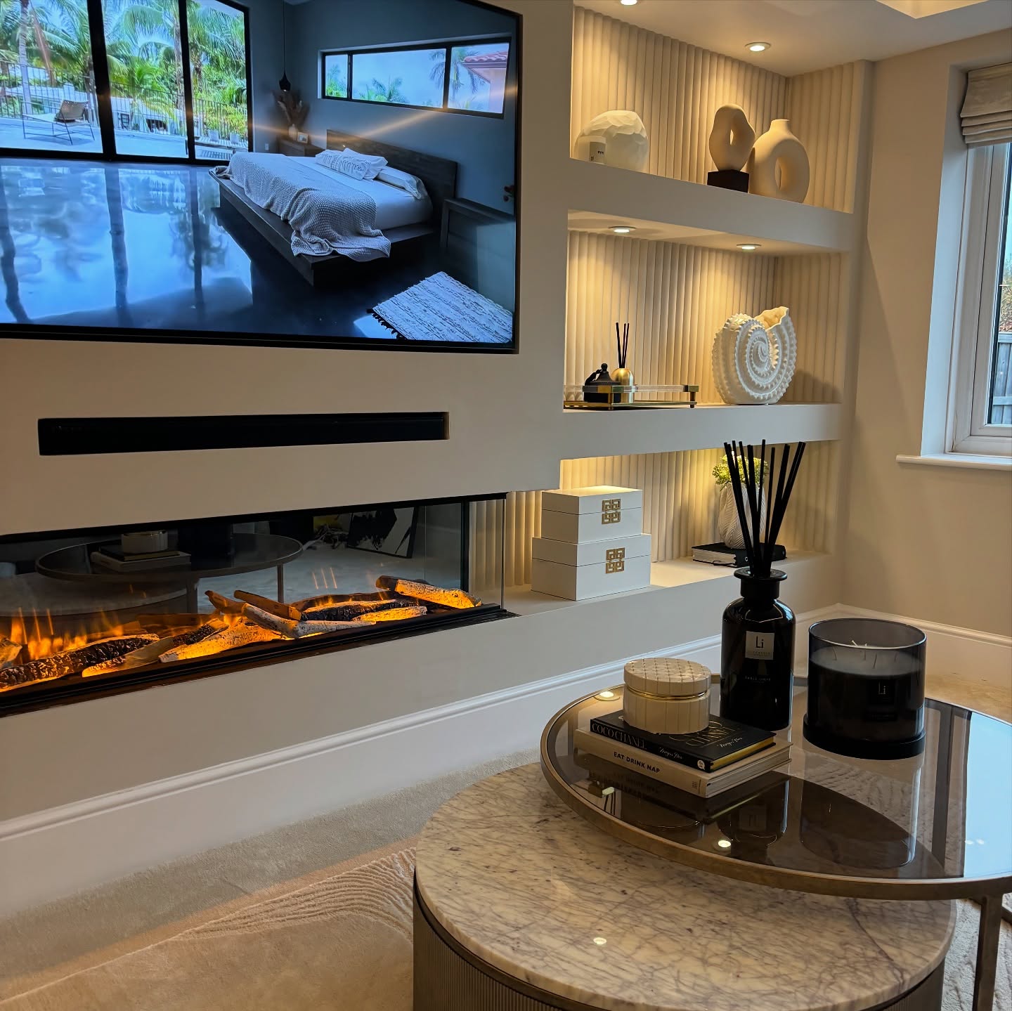 2. Sunlit Serenity: a Bamboo Tray with Terracotta Pots and a Single White Daisy