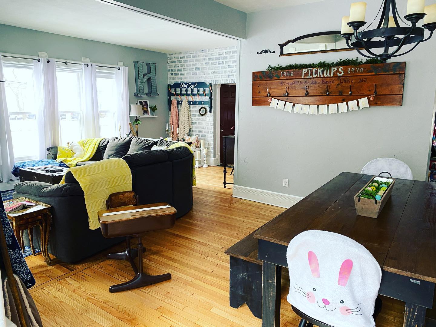 30. the Convergence Of Crimson: a Living-dining Fusion with Geometric Flair