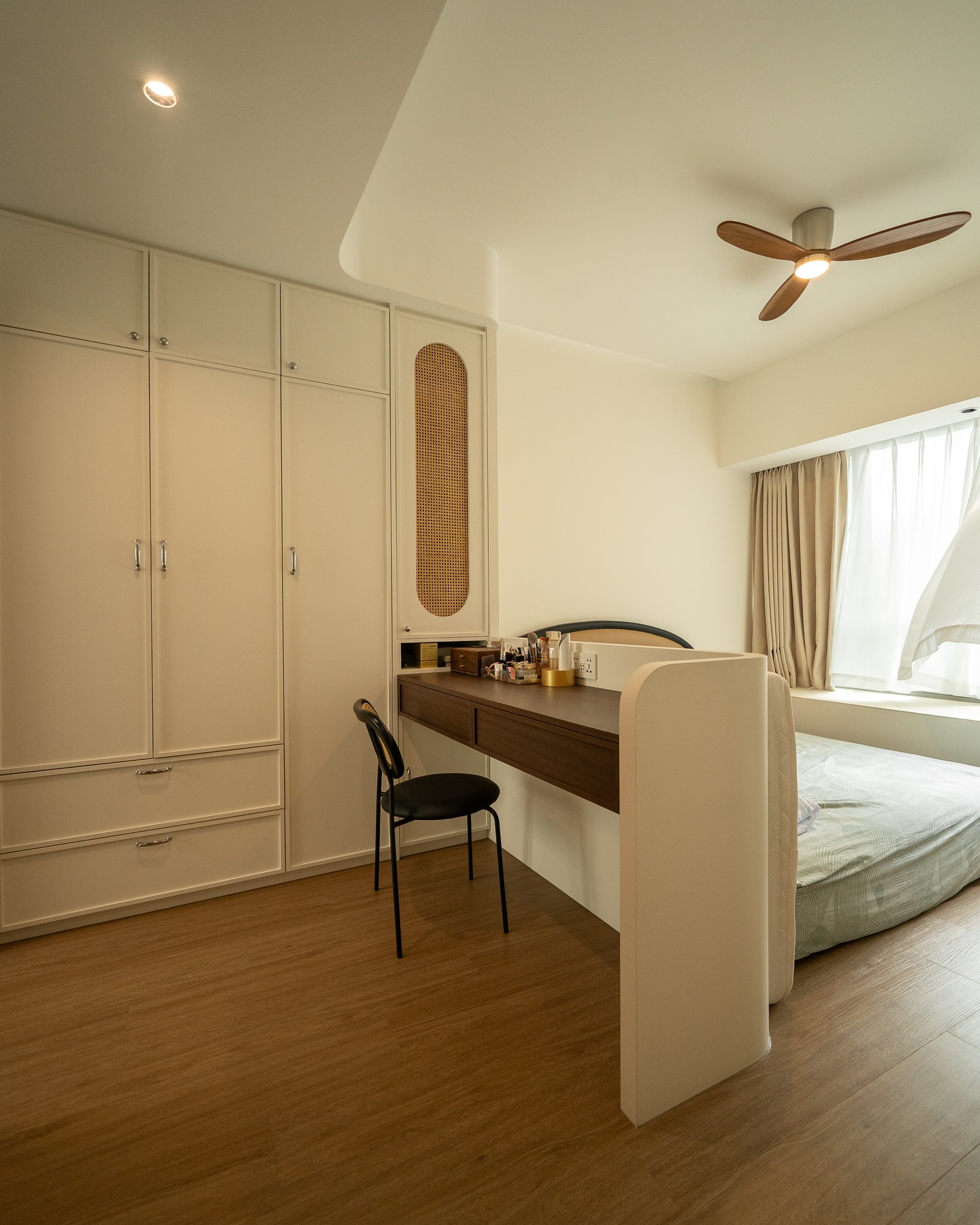 27. Cascading Light Panels with Frosted Glass Accents In a Minimalist Wardrobe
