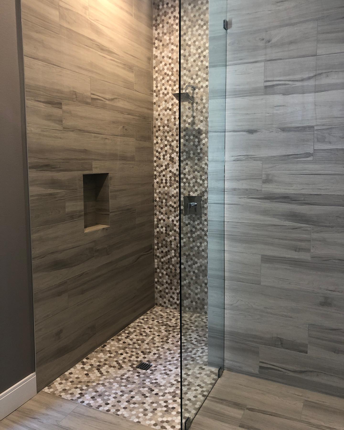 16. Moonlit Marble and Mosaic: the Enclosed Illusion Shower Design