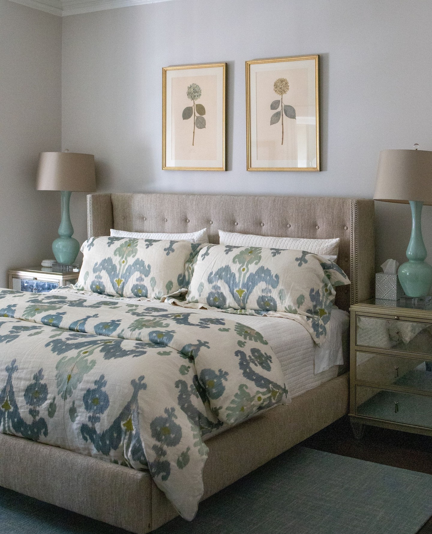 4. a Canopy Of Dreams with a Retro Twist: Vintage Radio and Lush Foliage Bedroom