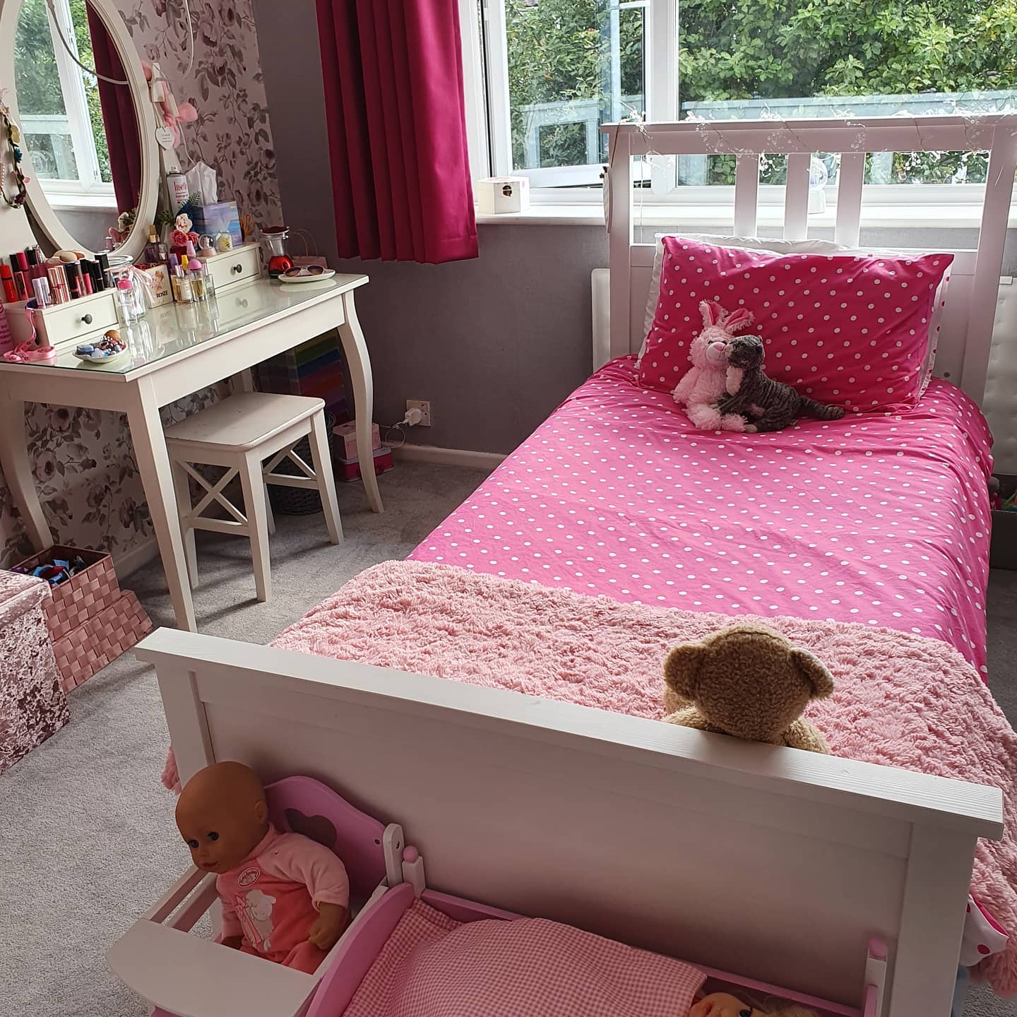 33. Twinkling Fairy Lights and Cozy Knit Blanket Nook