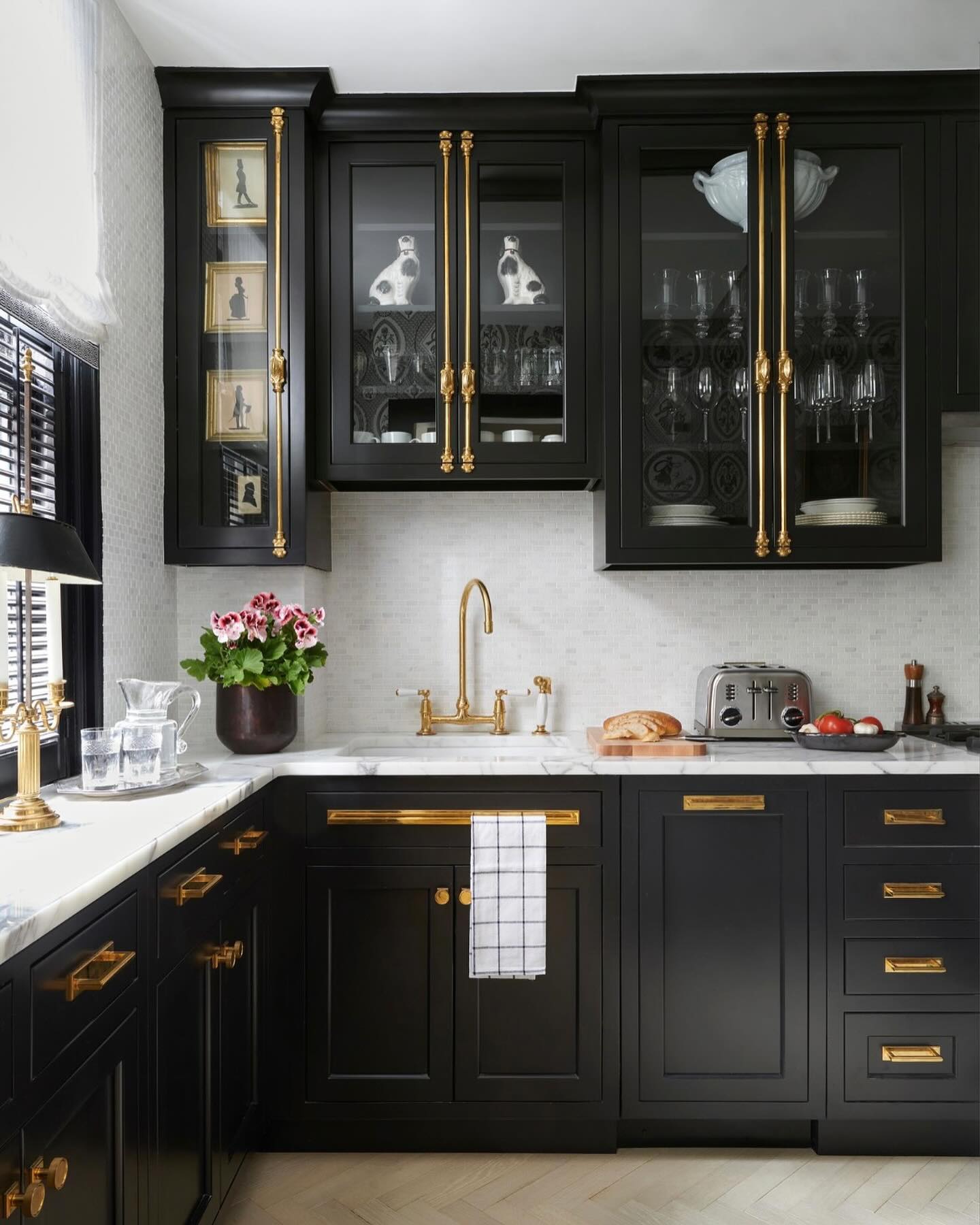 2. Black and White Geometric Dance: Intersecting Lines and Curves In Kitchen Design